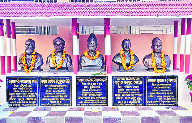 పారాదీప్‌ పోర్టు బెర్త్‌ వద్ద ఓడలో మంటలు 2