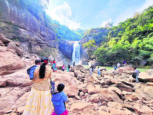 ఆకర్షిస్తున్న మంకడా డియాన్‌ జలపాతాల కేంద్రం1