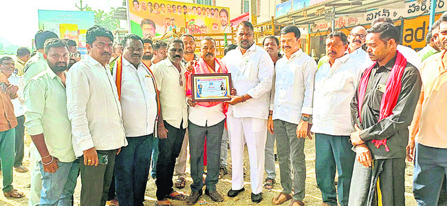 అవార్డు గ్రహీతకు సన్మానం 
2