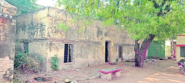 శిథిల ‘బడి’ 1