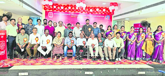 బ్యాంకుల ప్రైవేటీకరణను  అడ్డుకోవాలి 1