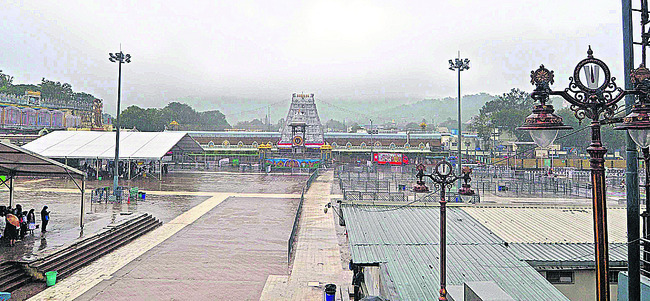 గ్రామకంఠాన్ని వదల్లేదుగా..!
3