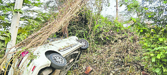 వంతెన కిందకు దూసుకెళ్లిన కారు 1