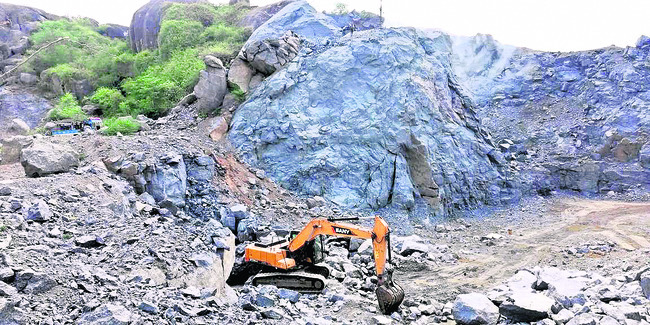 కొల్లగొడుతూ.. కోట్లు గడిస్తూ!1