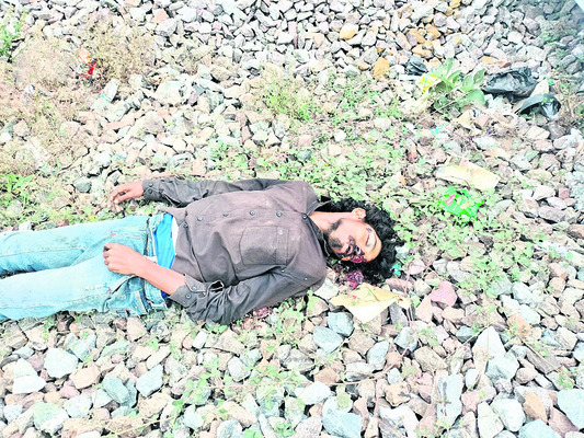 ట్రాక్టర్‌ బోల్తా పడి  విద్యార్థి మృతి  
1