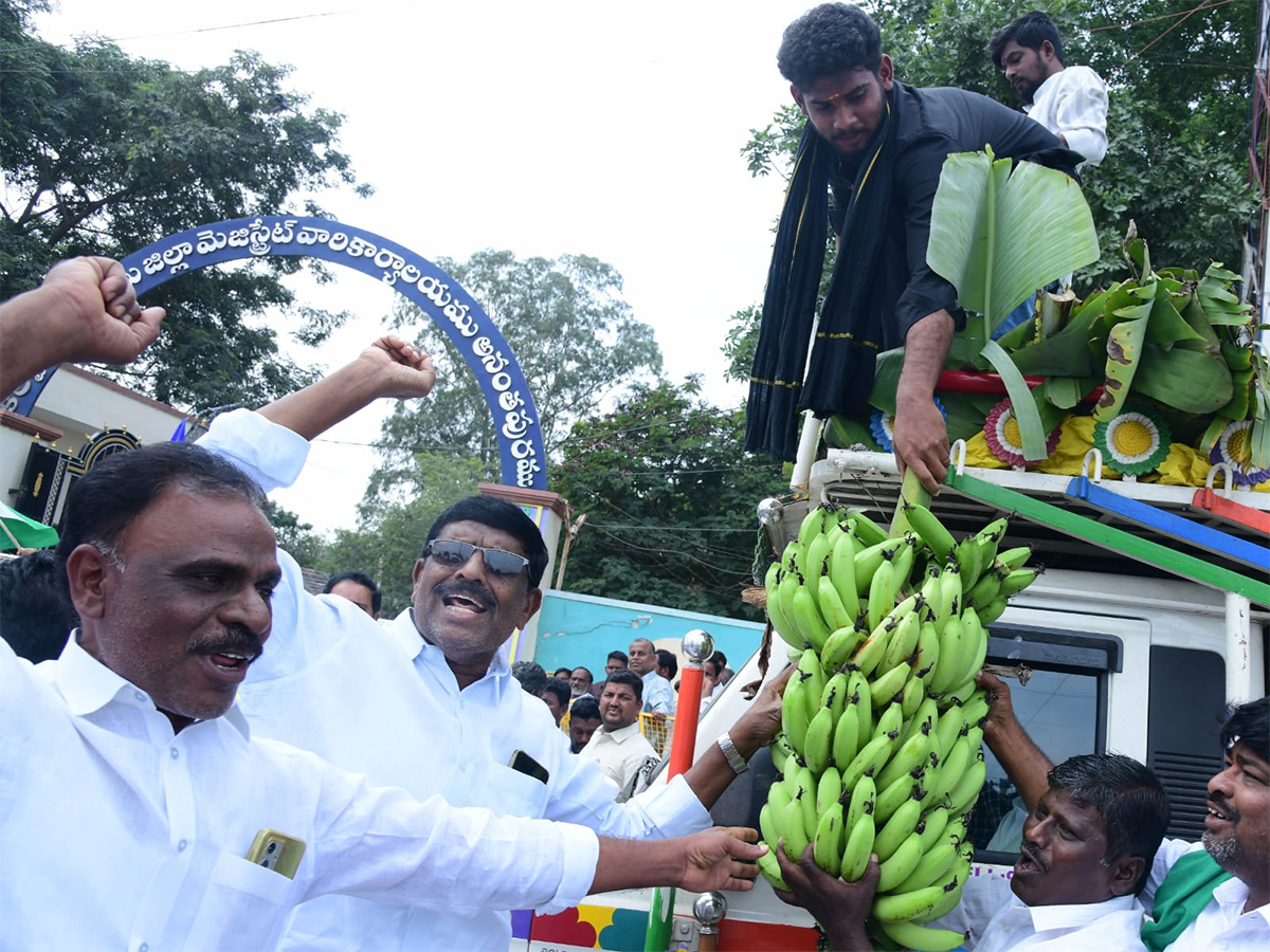 Banana Farmers Huge Protest Against Chandrababu Govt At Anantapur10