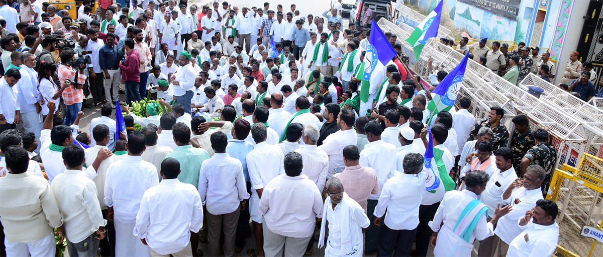 Banana Farmers Huge Protest Against Chandrababu Govt At Anantapur13