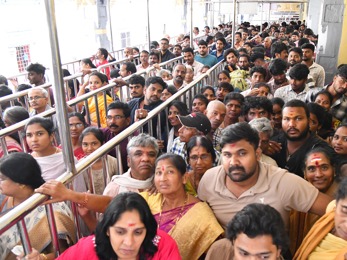 Huge Devotees At Vijayawada Indrakiladri Photos10