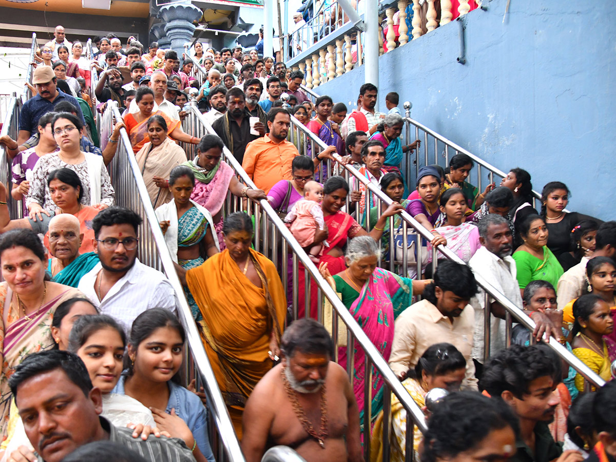 Huge Devotees At Vijayawada Indrakiladri Photos11