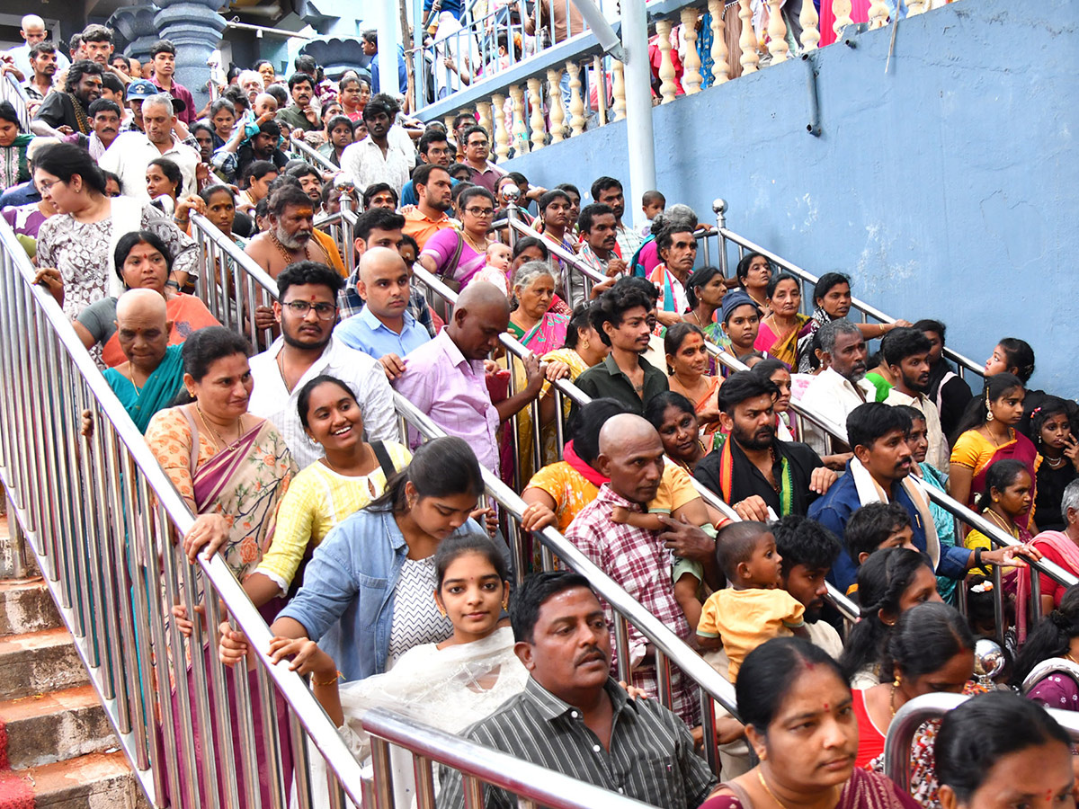 Huge Devotees At Vijayawada Indrakiladri Photos12