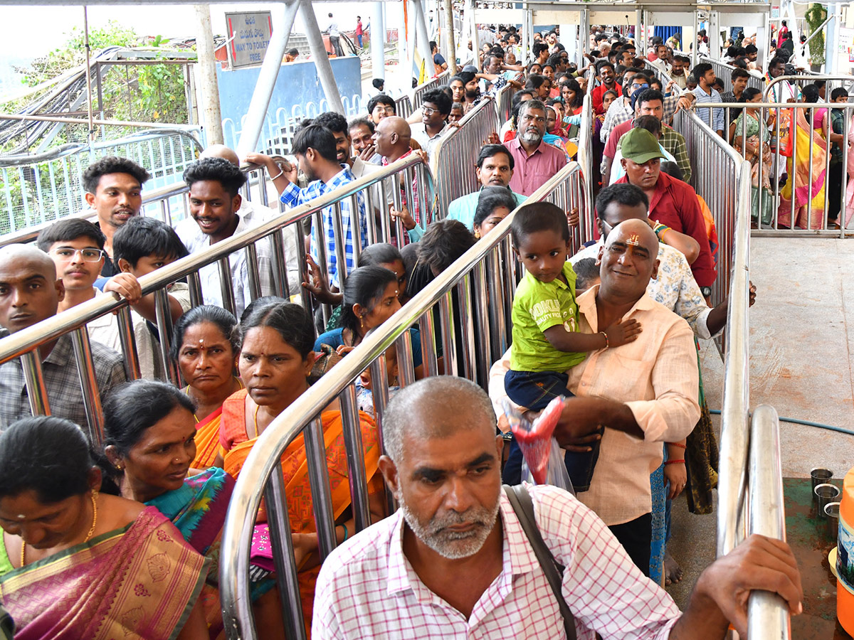 Huge Devotees At Vijayawada Indrakiladri Photos13