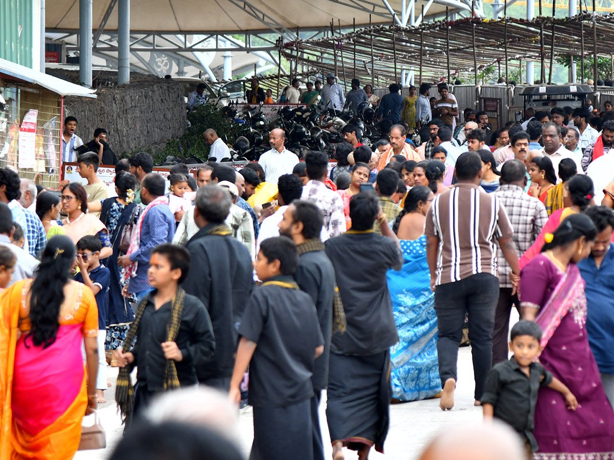 Huge Devotees At Vijayawada Indrakiladri Photos16