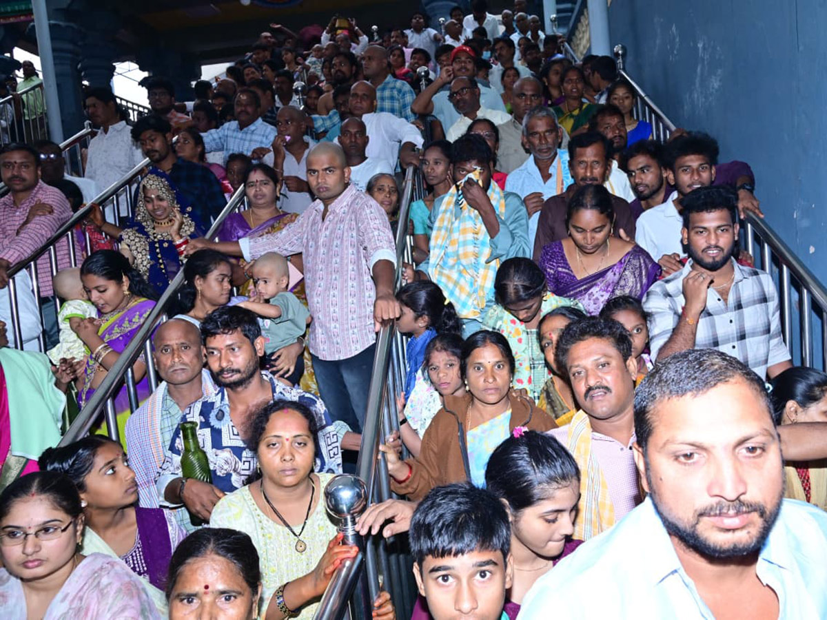 Huge Devotees At Vijayawada Indrakiladri Photos19