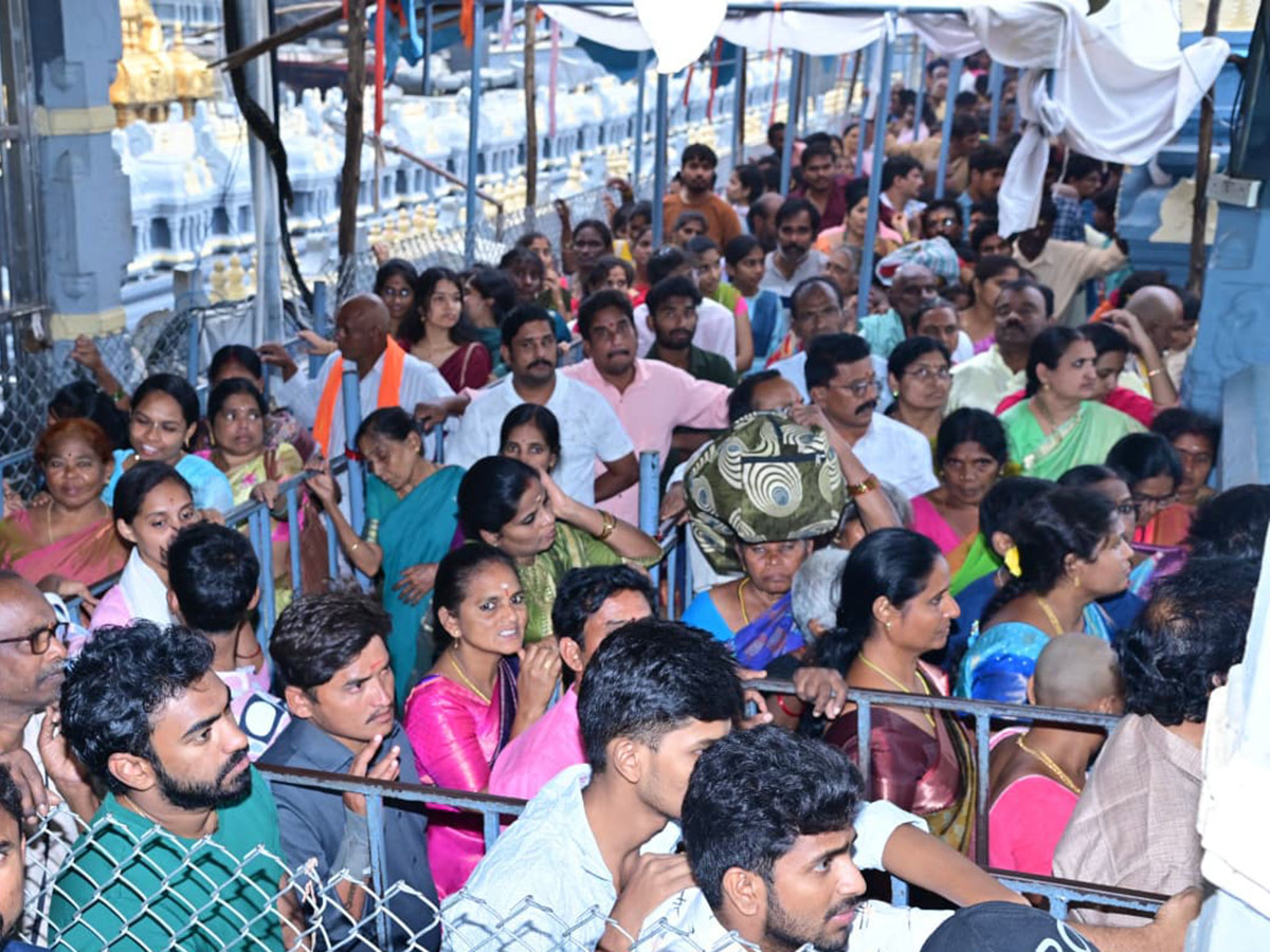 Huge Devotees At Vijayawada Indrakiladri Photos20