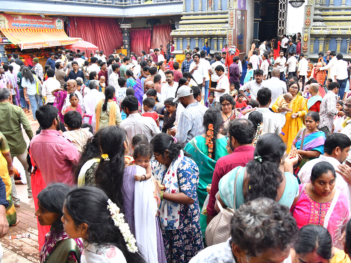 Huge Devotees At Vijayawada Indrakiladri Photos7