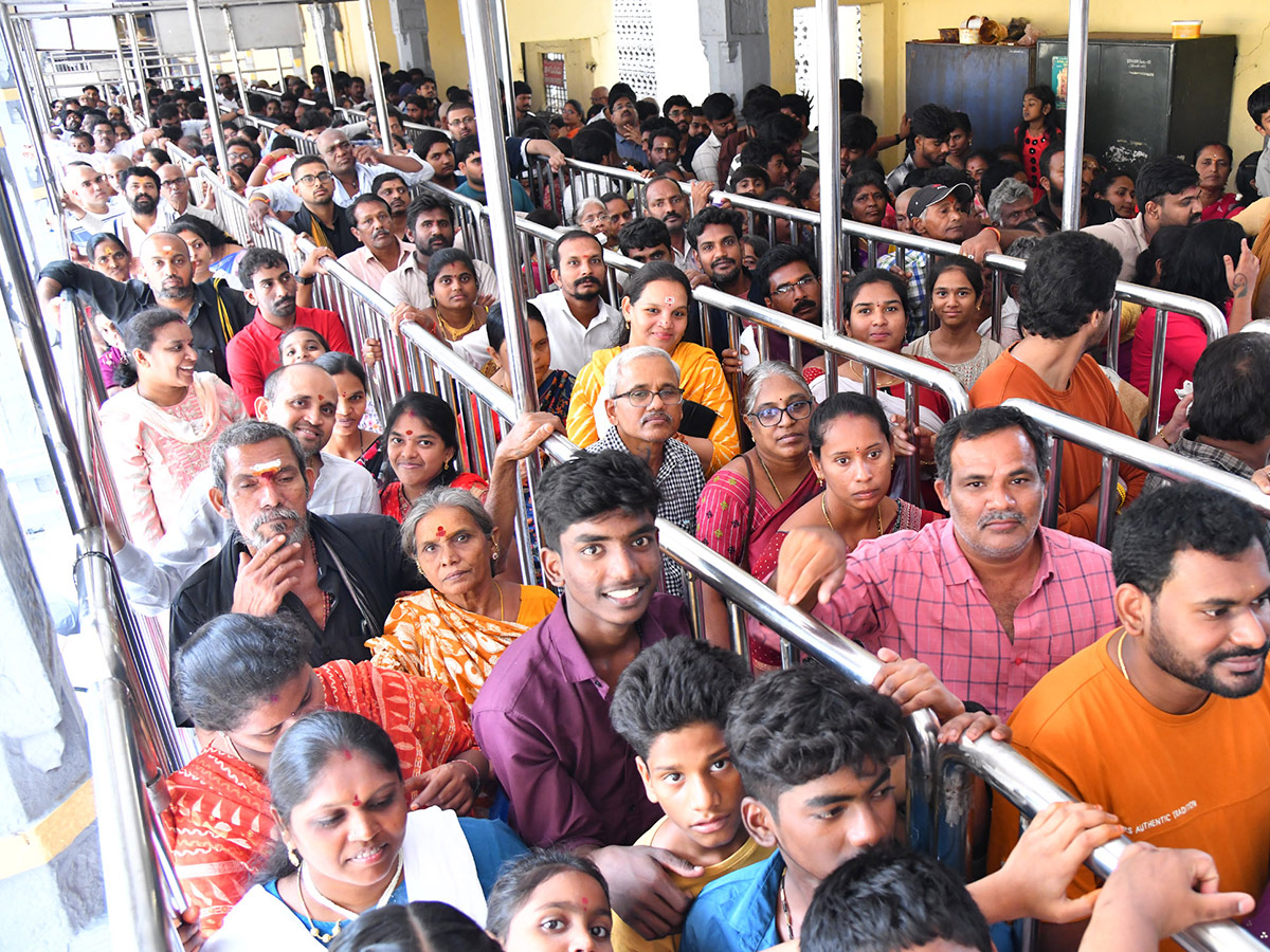 Huge Devotees At Vijayawada Indrakiladri Photos9