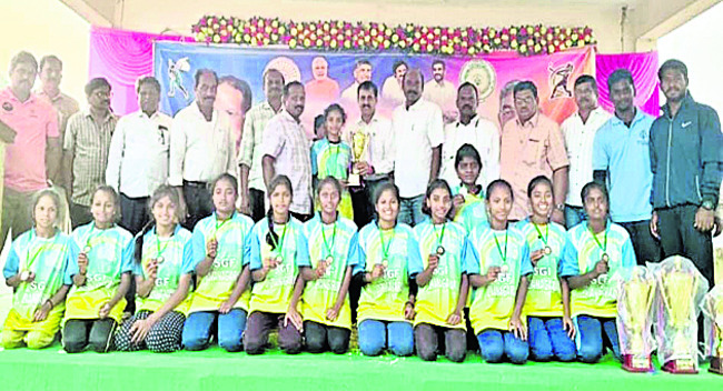 సాఫ్ట్‌బాల్‌ పోటీల్లో సత్తాచాటిన జిల్లా జట్లు1