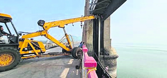 చురుగ్గా డ్యాం పాత గేట్ల తొలగింపు పనులు 1