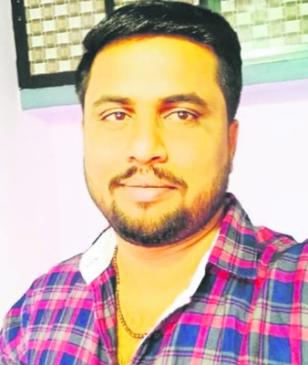 బస్సు బోల్తా పడి  కండక్టర్‌ దుర్మరణం 2