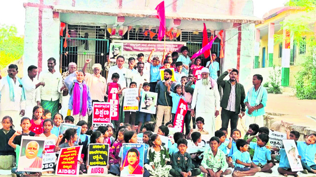 బస్సు బోల్తా పడి  కండక్టర్‌ దుర్మరణం 1