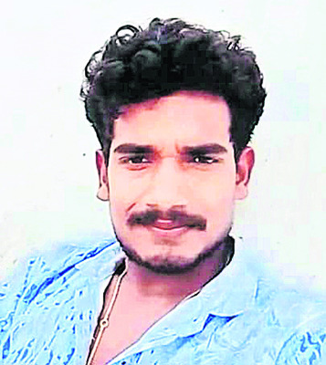 అధికారి వస్తున్నారని సెంటు చల్లి.. 
1