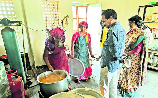 నాణ్యమైన భోజనం అందించాలి
1