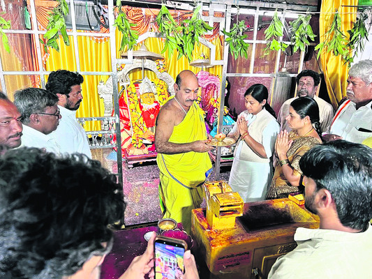 పెద్దమ్మతల్లి ఆలయంలో పూజలు
1