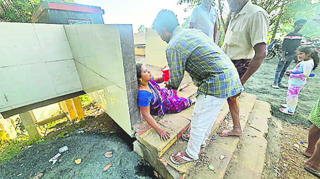 ప్రైవేటు స్కూల్‌ బస్సు బోల్తా 1