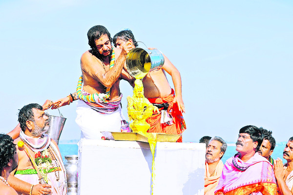 అంబరాన్నంటిన పంబారట్టు1