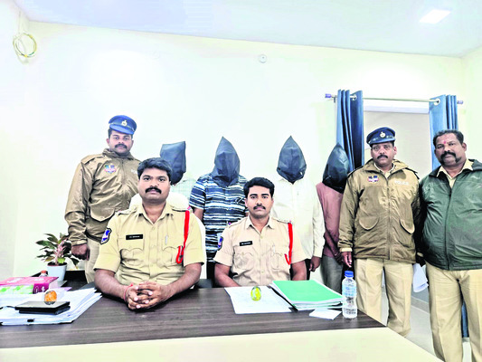 చోరీ కేసుల్లో నిందితుల అరెస్టు 1