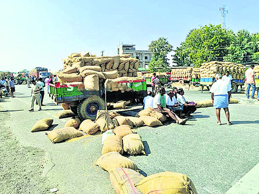 రోడ్డెక్కిన రైతన్న1
