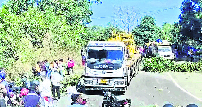 లారీ, బైకు ఢీ 1