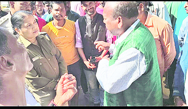 మౌలిక సౌకర్యాలు కల్పించాలని ఆందోళన 1