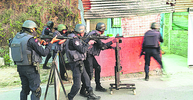  ● సిబ్బంది, పోలీసులకు గాయాలు  ● ఆక్టోపస్‌ సిబ్బంది చేత1