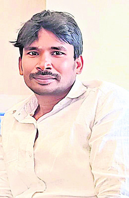 అధికారి వస్తున్నారని సెంటు చల్లి.. 
3