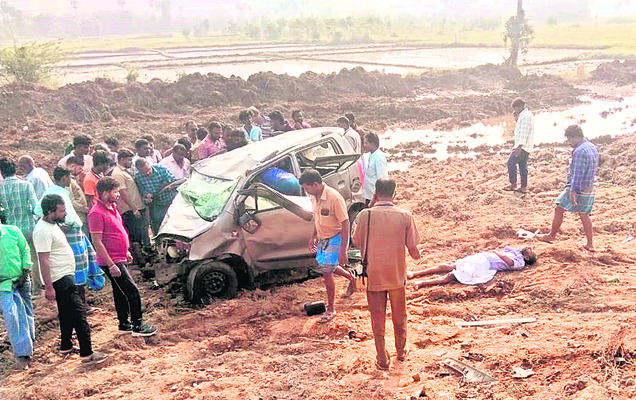 దైవదర్శనానికి వెళ్తూ కానరాని లోకాలకు 
2