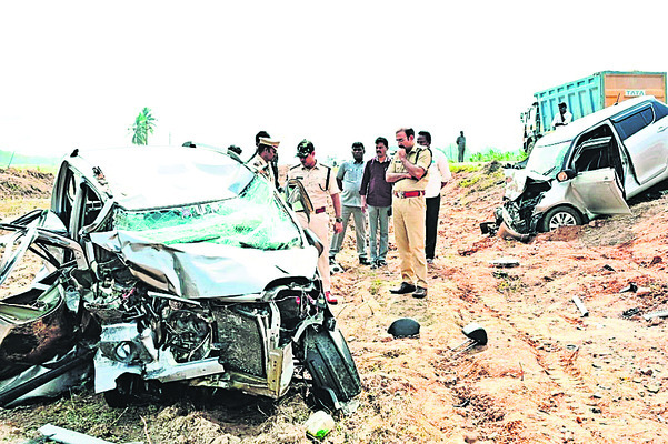 దైవదర్శనానికి వెళ్తూ కానరాని లోకాలకు 
1