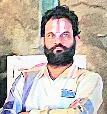 దైవదర్శనానికి వెళ్తూ కానరాని లోకాలకు 
6