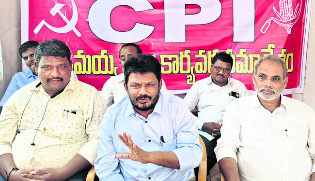 సెల్‌టవర్‌ ఎక్కి డ్వాక్రా మహిళ ఆత్మహత్యాయత్నం2