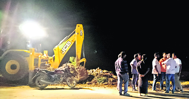 సెల్‌టవర్‌ ఎక్కి డ్వాక్రా మహిళ ఆత్మహత్యాయత్నం3