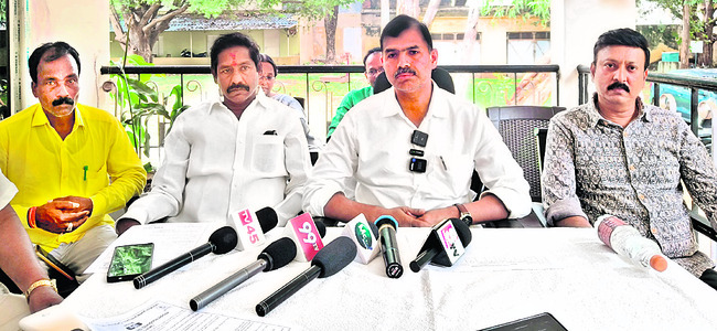 సెల్‌టవర్‌ ఎక్కి డ్వాక్రా మహిళ ఆత్మహత్యాయత్నం1