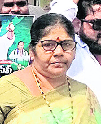 అధికారి వస్తున్నారని సెంటు చల్లి.. 
2