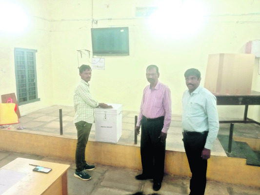 పోస్టల్‌ బ్యాలెట్‌ కేంద్రం పరిశీలన 
2