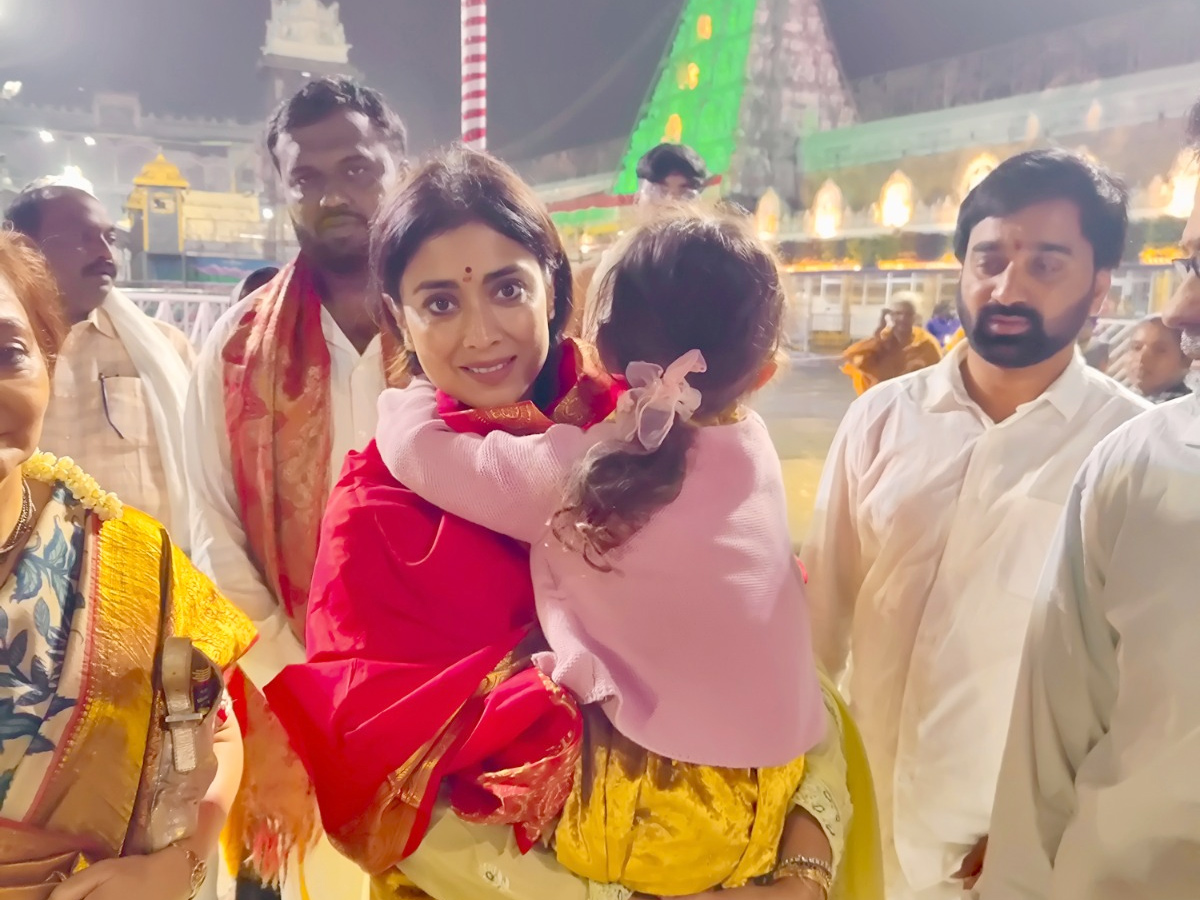 Actress Shriya Saran Visits Tirumala With Family Photos10