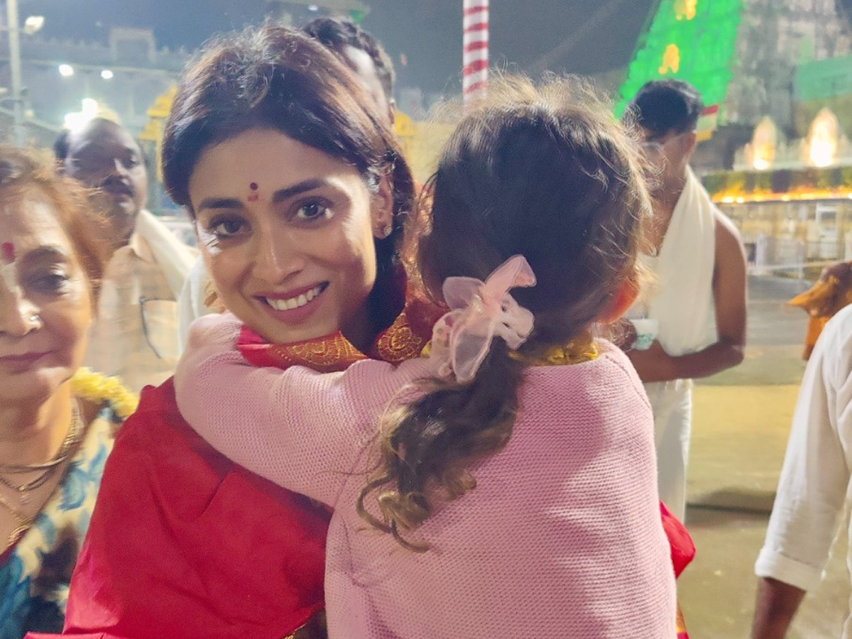 Actress Shriya Saran Visits Tirumala With Family Photos12