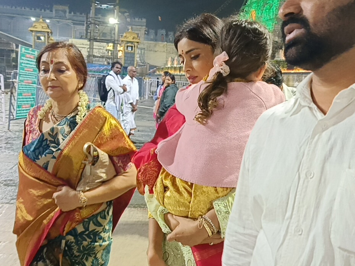 Actress Shriya Saran Visits Tirumala With Family Photos3