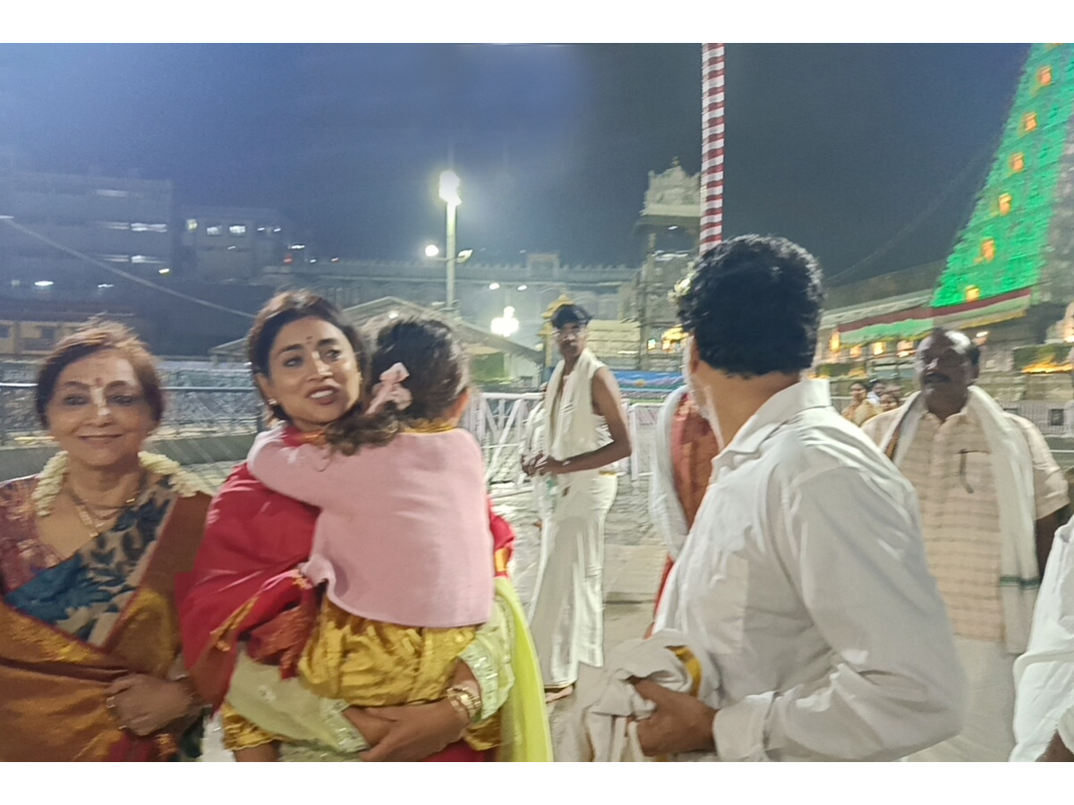 Actress Shriya Saran Visits Tirumala With Family Photos4