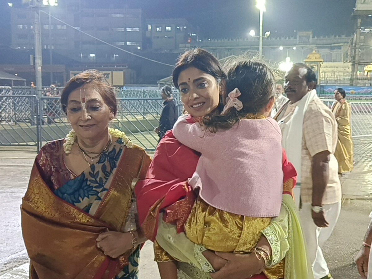 Actress Shriya Saran Visits Tirumala With Family Photos5