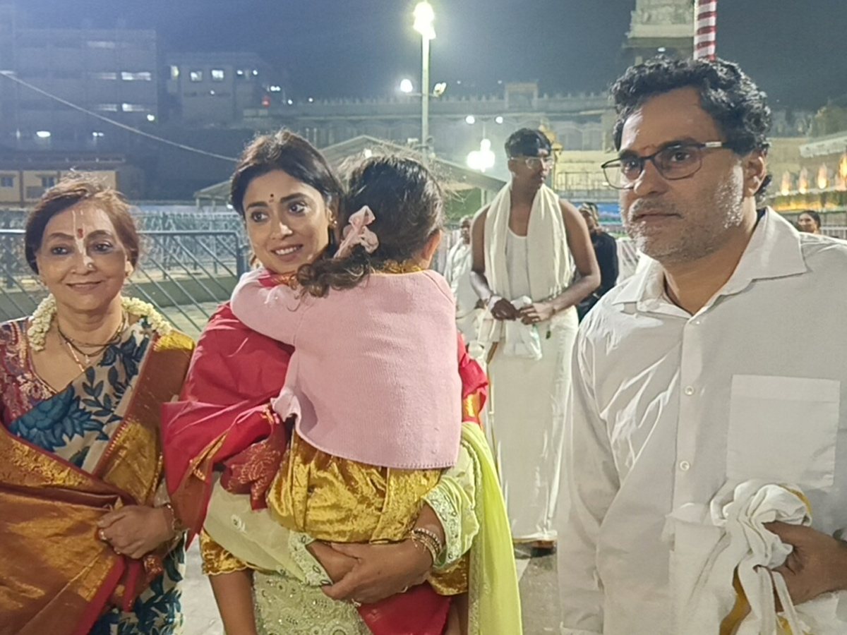 Actress Shriya Saran Visits Tirumala With Family Photos6