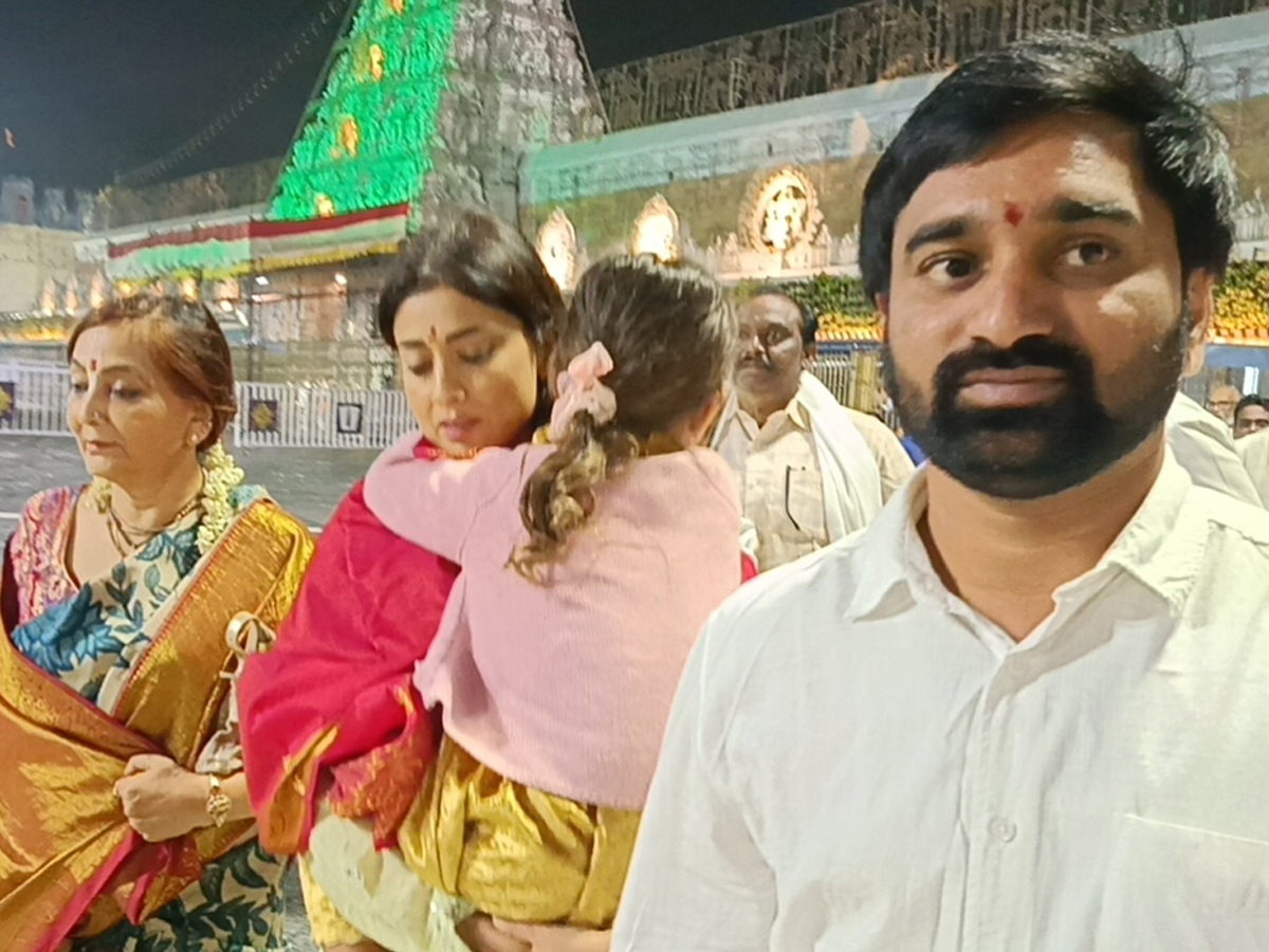 Actress Shriya Saran Visits Tirumala With Family Photos7